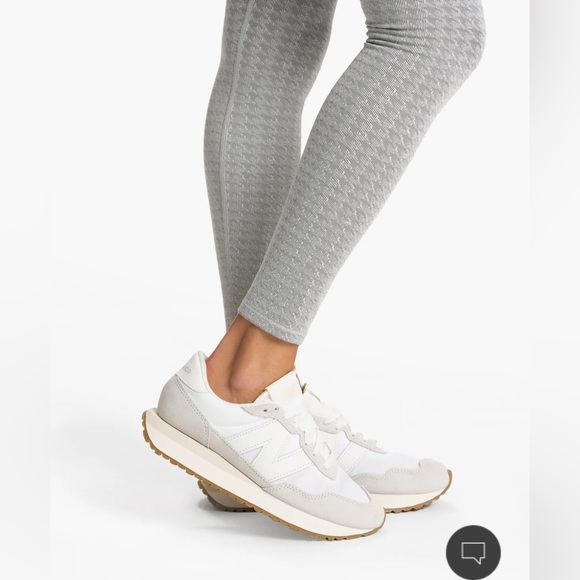 Vuori | Textured Chilled Out Legging | Houndstooth - Picture 6 of 16